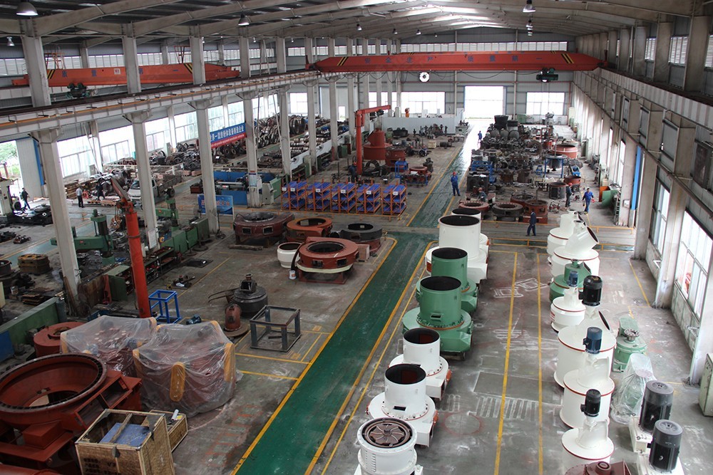 桂林鴻程無煙煤雷蒙磨粉機生產車間